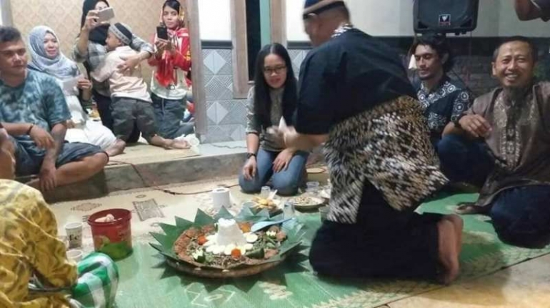 Bamset memotong tumpeng dan diberikan pada wakil Relintas Taiwan (foto: dok pri)