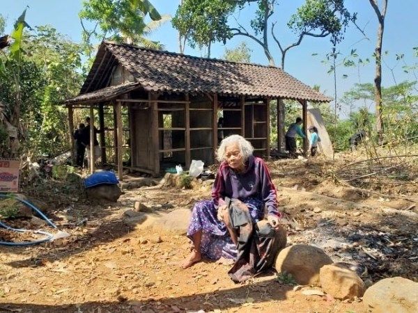 Renovasi rumah almh mbah Mukiyem di Desa Medayu (foto: dok pri)