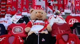 Boneka beruang pada laga FC Cologne vs RB Leipzig di Rhein Energie Stadion | detik.com