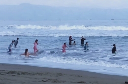 beberapa anak sedang menikmati mandi di air laut (dokpri)