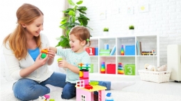bermain dengan anak. sumber : parenting.orami.co.id