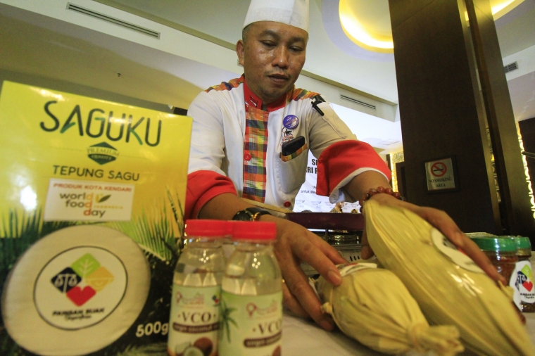 Seorang chief mengolah sagu dan bahan pangan lokal lain di peringantan Hari Pangan Sedunia, 2019 | dokpri