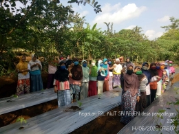 Foto bersama ibu-ibu KWT Sri Rejeki setelah melakukan kegiatan P2L/Foto: Lilian Kiki Triwulan