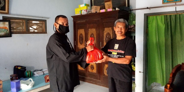 Kangmas Suripto, S.Pd. (Ketua Dewan Pertimbangan PSHT Cabang Pekalongan) secara simbolis menyerahkan bantuan untuk dibagikan--dokpri