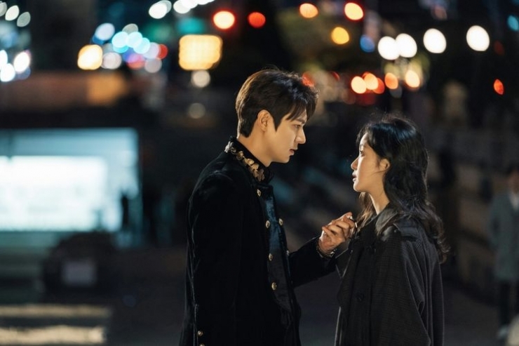 Lee Min Ho dan Kim Go Eun dalam adegan di drama Korea, The King: Eternal Monarch (Netflix, The King Eternal Monarch via KOMPAS.com))