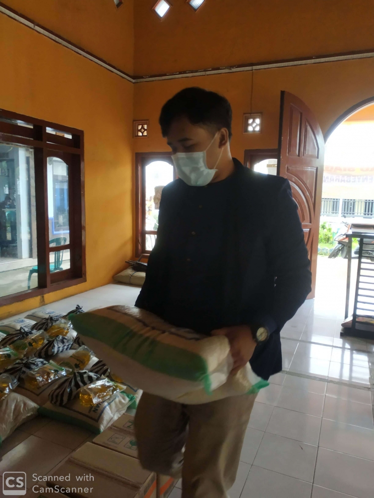 Mahasiswa KKN Universitas Negeri Malang membantu penyerahan BLT.dokpri