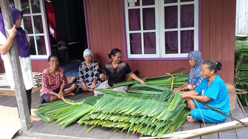 Kegiatan Ibu-ibu Menganyam Daun Nipah Menjadi Atap (sumber:okezone.com)