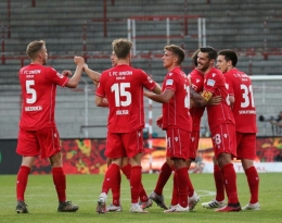 Pemain Union Berlin merayakan gol kemenangan atas Paderborn (source: twitter @fcunion_en)