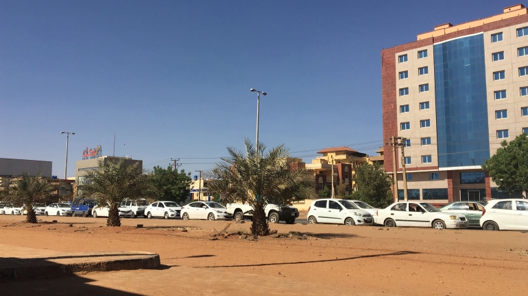 Pemberlakuan lockdown saat seminggu sebelum puasa, antrian bensin mengular di kota Khartoum. Sumber foto: Pribadi