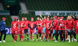 Skuad Bayern Munchen merayakan keberhasilan gelar juara Bundesliga yang ke-8 secara berturut-turut. (sumber : twitter @FCBayern)