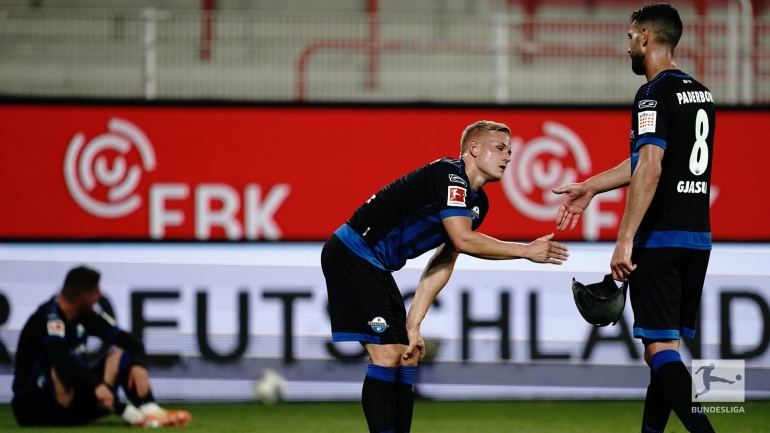 Kekecewaan pemain Paderborn setelah terdegradasi (source: twitter @Bundesliga_EN)