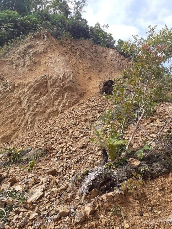 Tanah longsor setinggi 5 meter lebih menutup jalan di puncak Adian dan sampai hari ini belum diperbaiki. Sumber photo dari grup Facebook HAMARS