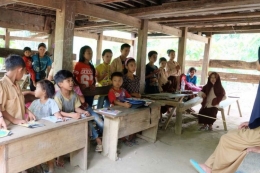 Anak-anak di kampung Bara-baraya, Dusun Tenete Bulu, Desa Bonto Manurung, Kec. Tompo Bulu, Kab. Maros, Sulawesi Selatan. (KOMPAS.com/Hendra Cipto