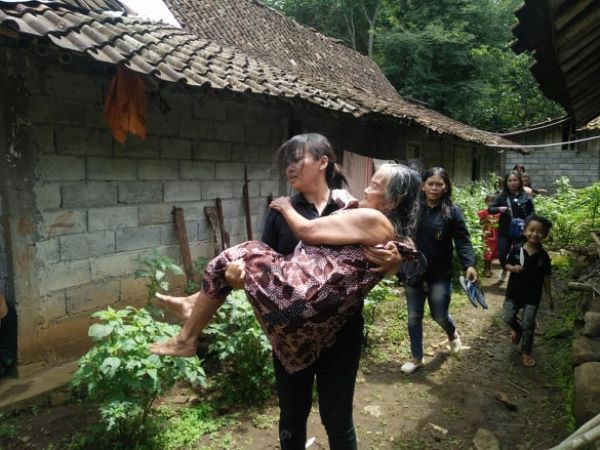 Nana menggendong mbah Bainah usai dimandikan (foto: dok pri