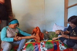 Bersama Kartini merawat duafa yang tengah sakit (foto: dok pri)