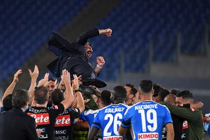 Gennaro Gattuso diangkat pemain-pemain Napoli usai berhasil membawa Napoli juara Coppa Italia usai mengalahkan Juventus 4-2 lewat adu penalti, Kamis (18/6) dini hari tadi. Foto: https://bola.tempo.co/