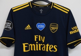 Jersey Arsenal menempatkan lencana NHS sebagai pengakuan kepada nakes selain mengganti nama punggung dengan 