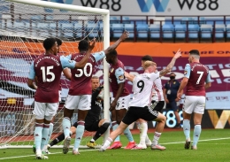 Bola tangkapan kiper Aston Villa melewati garis gawang, namun tidak disahkan sebagai gol. (Foto: getty images)