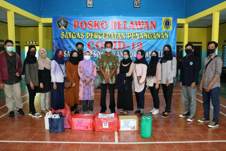 Penyerahan program kerja tahap I oleh mahasiswa KKN Universitas Negeri Malang (UM) di desa Gogodeso, Kecamatan Kanigoro, Blitar (Dok: Mahasiswa KKN)