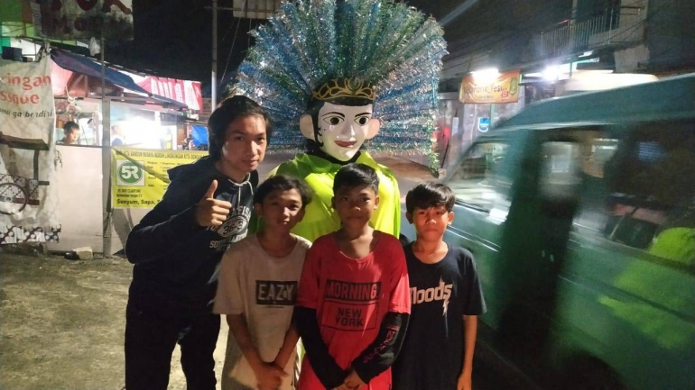 Foto bersama pengamen ondel-ondel. (Dokumentasi Kompasianer Guritno Priyo Utomo)