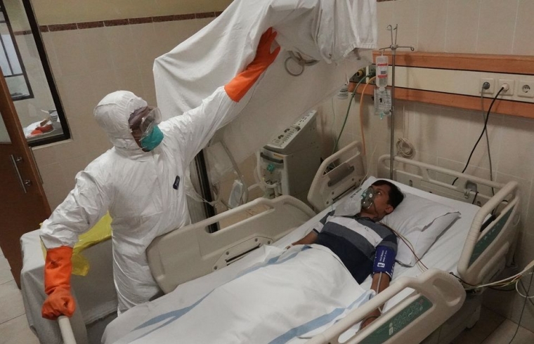 Indonesian medical workers conduct coronavirus drill at the Margono Soekarjo Hospital in Purwokerto, Central Java, on Monday. (Antara Photo/Idhad Zakaria)