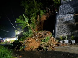 Longsoran yang menutup jalan menuju Desa Tanalum akibat diguyur hujan deras/Foto: Lilian Kiki Triwulan