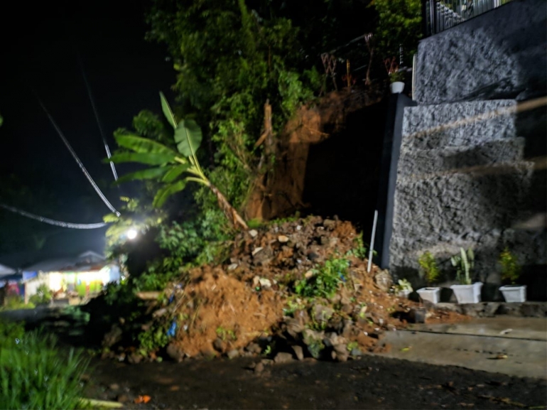 Longsoran yang menutup jalan menuju Desa Tanalum akibat diguyur hujan deras/Foto: Lilian Kiki Triwulan
