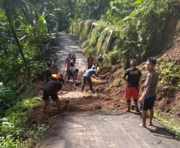 Masyarakat gotong royong membersihkan material longsor/Foto: Lilian Kiki Triwulan