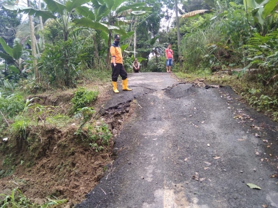 Jalan desa amblas akibat diguyur hujan/Foto: Lilian Kiki Triwulan