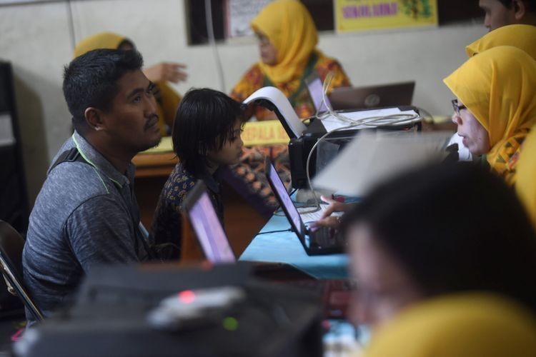 Ilustrasi orangtua saat mendaftar PPDB| Sumber: Kompas/Bahana Patria Gupta