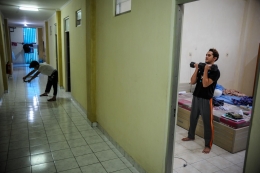 Para mahasiswa melakukan olahraga di asrama selama pandemi corona. (ANTARA FOTO/Raisan Al Farisi/foc.) 