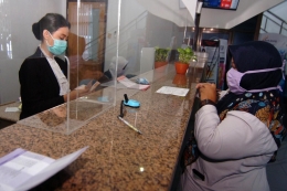 Ilustrasi menabung di bank di tengah pandemi corona. (ANTARA FOTO/Oky Lukmansyah/wsj.) 