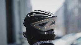 mengenakan helm demi keselamatan selama bersepeda/ sumber: idntimes.com