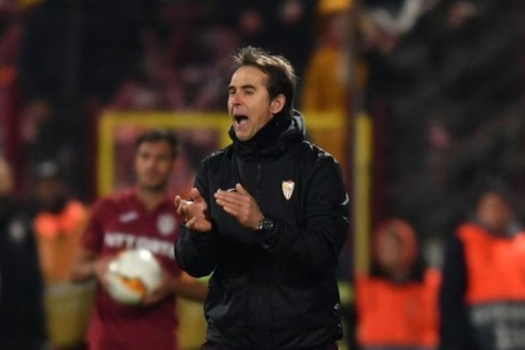 Julen Lopetegui dianggap telah bekerja keras untuk membawa Sevilla terlihat meyakinkan seperti sekarang. Gambar: AFP/DANIEL MIHAILESCU via Kompas
