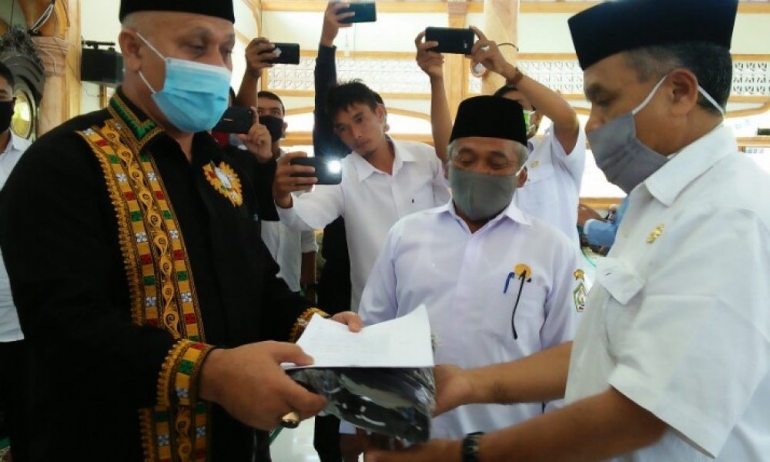 Gambar, Bupati Aceh Tengah menyerahkan masker gratis kepada semua warga melalui para Camat (doc. FMT)