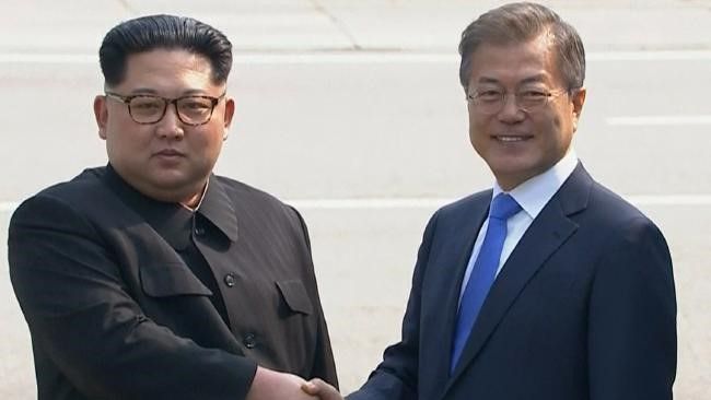 Gambar Pemimpin Korea Utara Kim Jong-Un dan Pemimpin Korea Selatan Moon Jae-in saat melaksanakan pertemuan di Panmunjom (sumber: AP)