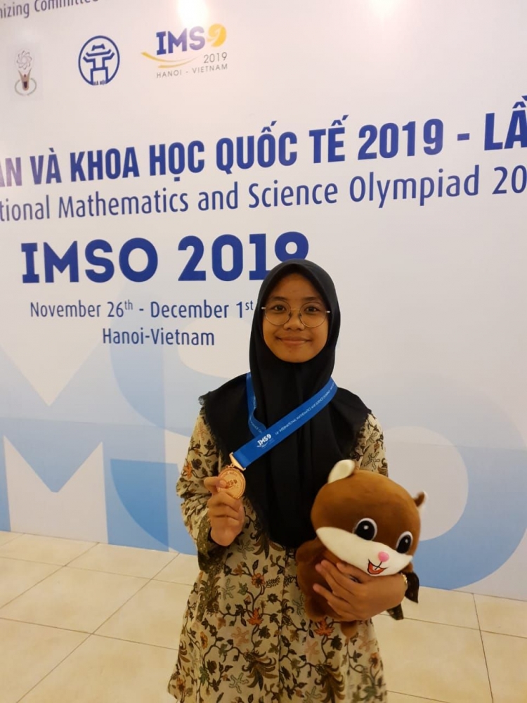 Khadijah di kegiatan IMCO 2019 Vietnam mewakili Indonesia dan meraih medali perak|Dokpri