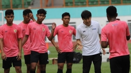 Shin Tae-yong memeberikan arahan kepada anak asuhnya | bola.com/M Iqbal Ichsan