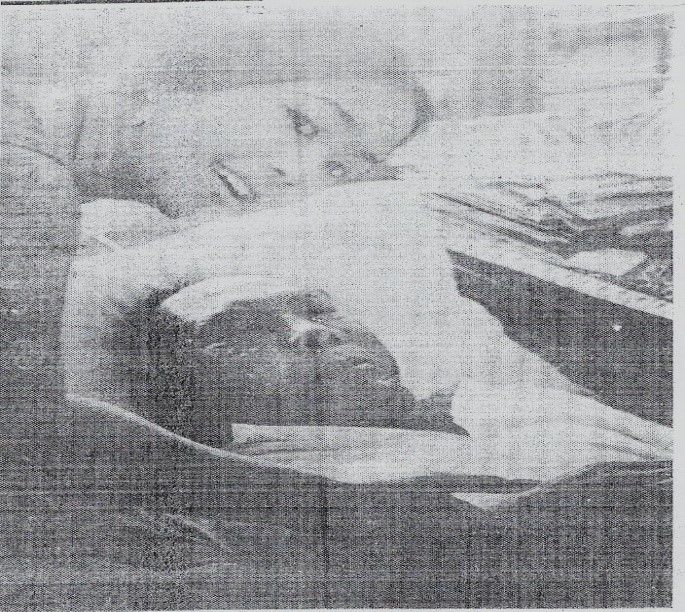 Fatmawati ketika menjenguk Soekarno (sumber: Merdeka, 22 Juni 1970;1)