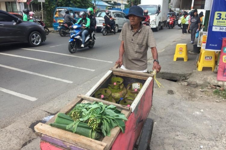 Ilustrasi: Anton, penjual gas dan sayur keliling di Rumah Sakit Hermina, Jalan Tole Iskandar, Depok, Jumat (8/2/2019). Sumber: KOMPAS. COM/CYNTHIA LOVA