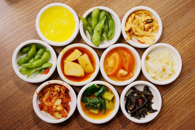 Aneka banchan yang menjadi pilihan (sumber: flickr.com/photos/aelx911)