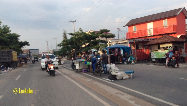 Jualan di Tengah Jalan | @kaekaha