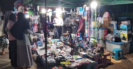 Penjual Alat Elektronik dan Aksesorisnya di Pasar Tungging | @kaekaha