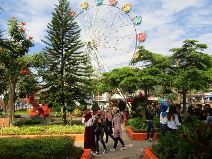 Pengunjung memenuhi alun-alun Batu. - Dokpri