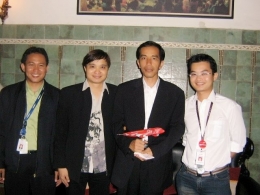 Foto Saya dan Tim saat memberikan souvenir miniatur pesawat Air Asia kepada Walikota Solo Bapak Jokowi (dokpri)