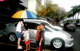 ket.foto: anak anak ini menyewakan payung, apakah boleh kita menilai mereka diperalat orang tua mereka?/dok.pri