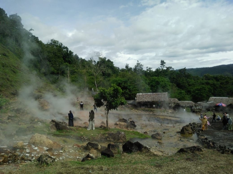 pengunjung berswafoto di sumber air panas wisata ie seum Krueng Raya-Aceh Besar,(Minggu, 21/06)