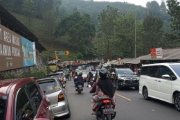 Jalur Puncak Bogor sering macet oleh wisatawan sejak pelonggaran PSBB ( Sumber: KOMPAS.COM/ AFDHALUL IKHSAN )