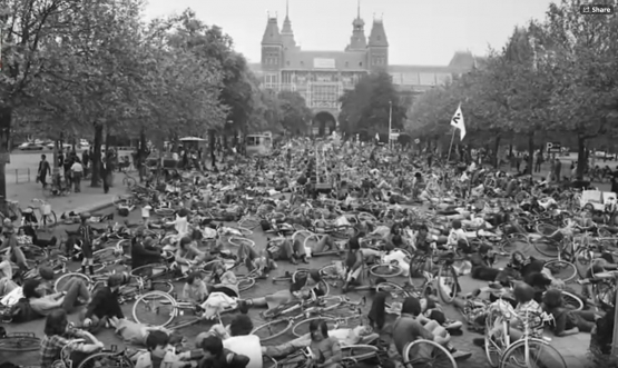 Ribuan pesepeda berdemonstrasi di jalan utama kota | sumber: dutchreach.org