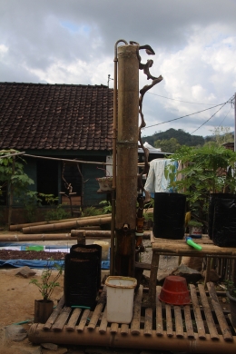 Rumah warga dengan bambu wadah air di depannya (dokpri)